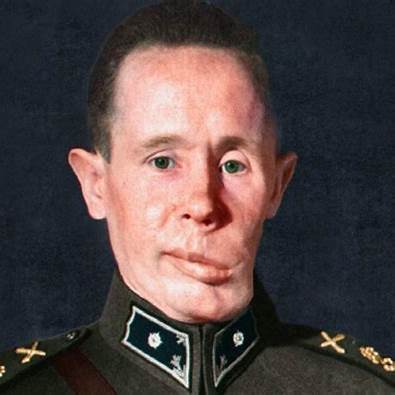 Simo Häyhä em uniforme militar com rifle honorário